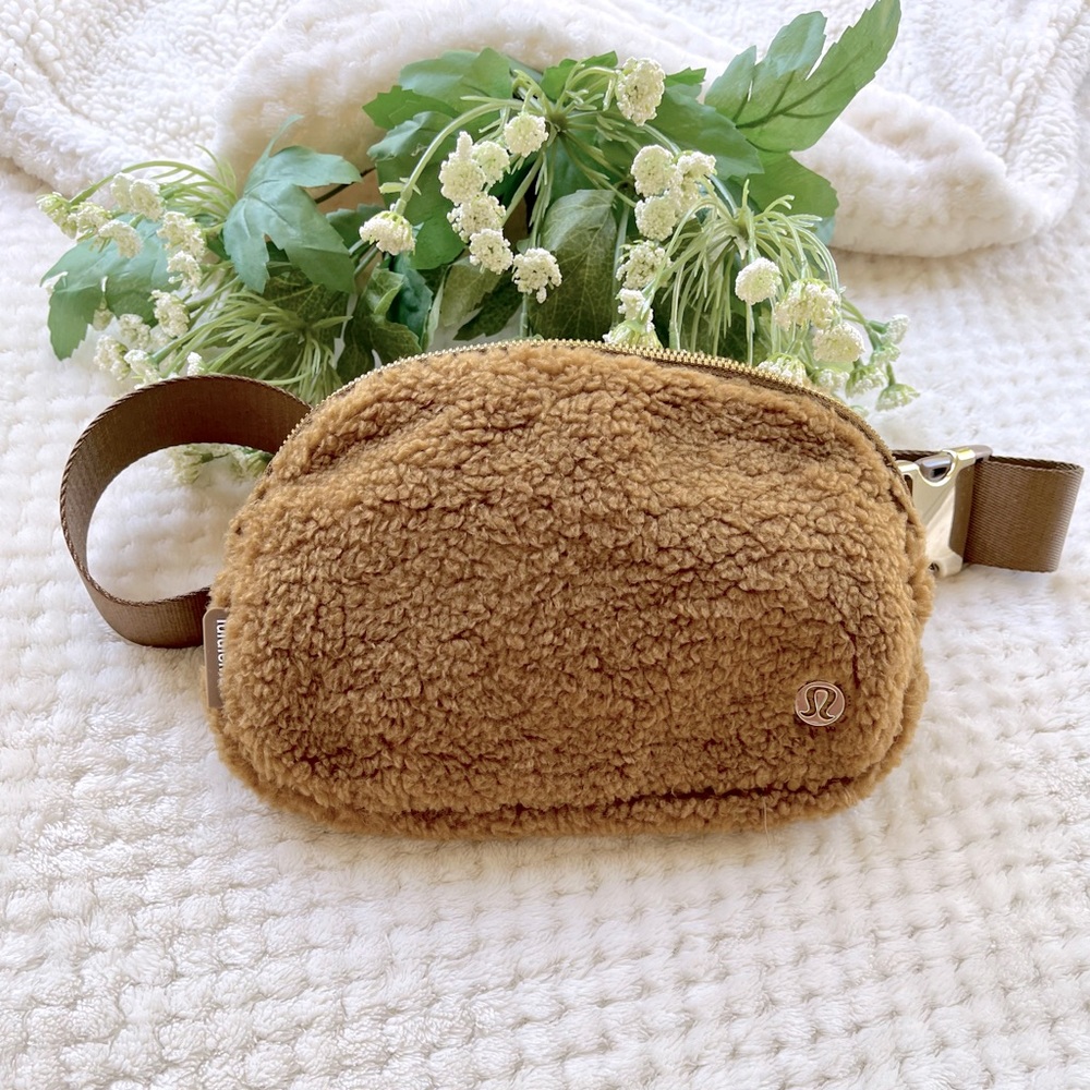 🧡🧡Lululemon fleece burnt caramel w/gold hardware everywhere belt bag